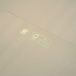 結婚式場が手がける、底面にFSC認証マークがゴールド箔で印字された高級感のあるオリジナル紙袋