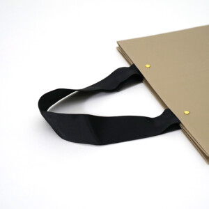 結婚式場が手がける、シックな黒いグログランテープを採用した、高級感のあるオリジナル紙袋