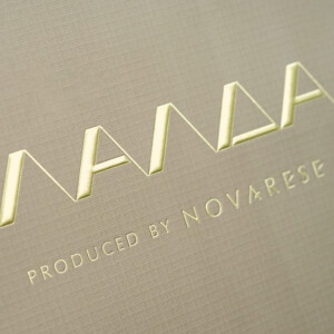 結婚式場が手がける、エンボス加工とハトメ加工が施された、高級感のあるオリジナル紙袋