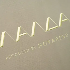 結婚式場が手がける、エンボス加工とハトメ加工が施された、高級感のあるオリジナル紙袋