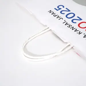 晒クラフト素材が持つ温かい風合いに、大阪・関西万博のシンボルキャラクター「ミャクミャク」がデザインされた、サステナブルなオリジナル紙袋