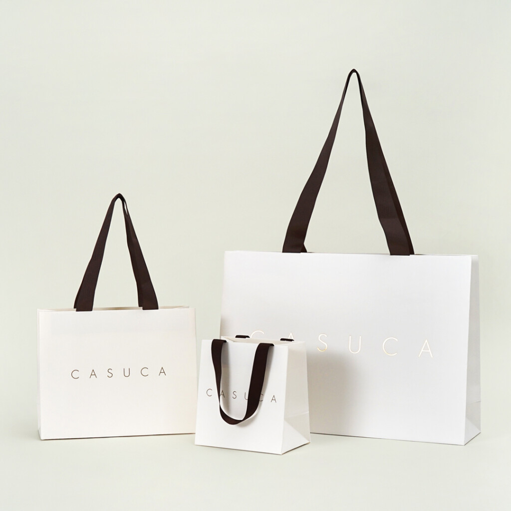 エンボスが特徴なジュエリーショップの紙袋0