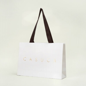 エンボスが特徴なジュエリーショップの紙袋3