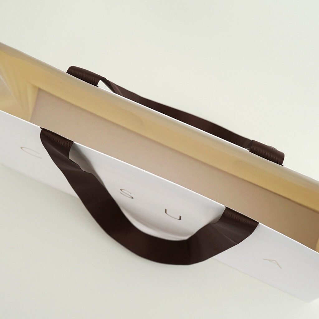 エンボスが特徴なジュエリーショップの紙袋6