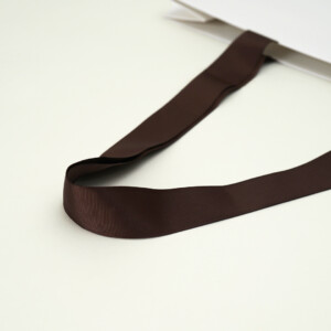 エンボスが特徴なジュエリーショップの紙袋7