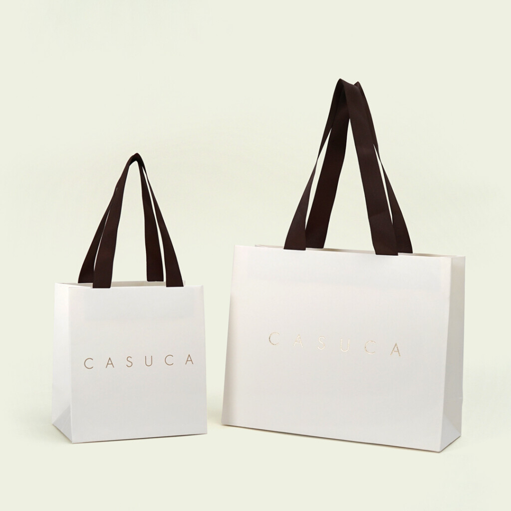 エンボスが特徴なジュエリーショップの紙袋1