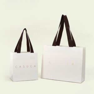 エンボスが特徴なジュエリーショップの紙袋1