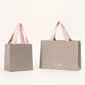 ウォームグレーカラーが目を惹く紙袋1