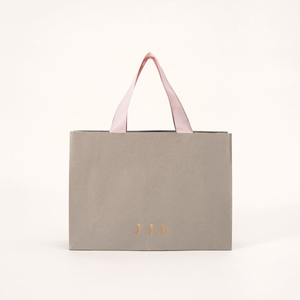 ウォームグレーカラーが目を惹く紙袋2