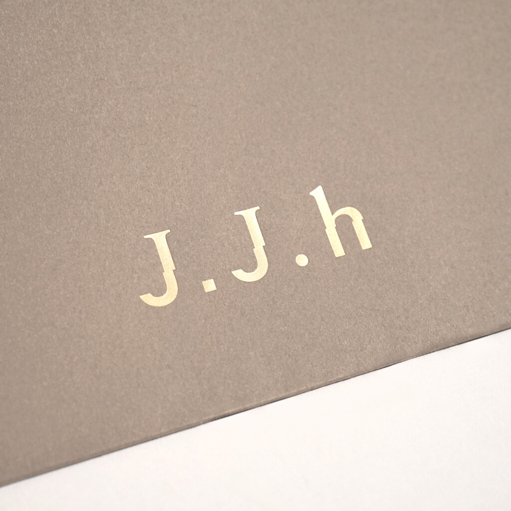 ウォームグレーカラーが目を惹く紙袋4