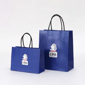 チェック柄の仕掛けがユニークなアクセントに。美しい女性のイラストが魅力的なバニラスイーツブランドのオリジナル紙袋