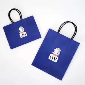 チェック柄の仕掛けがユニークなアクセントに。美しい女性のイラストが魅力的なバニラスイーツブランドのオリジナル紙袋