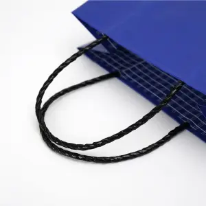 水濡れにも強い、OP紐を採用したバニラスイーツブランドのオリジナル紙袋