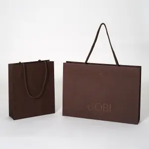 未晒クラフト紙の風合いに箔押し加工が映える。モンゴル発の高級カシミヤブランドが手がける上質なオリジナル紙袋