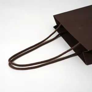 アクリルスピンドルハンドルが高級感を高める。モンゴル発の高級カシミヤブランドがこだわり抜いた上質なオリジナル紙袋