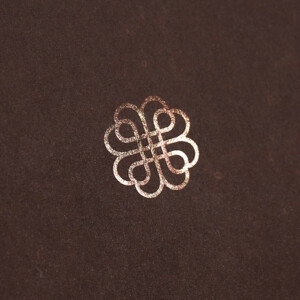 未晒クラフト紙の風合いに箔押し加工が映える。モンゴル発の高級カシミヤブランドが手がける上質なオリジナル紙袋