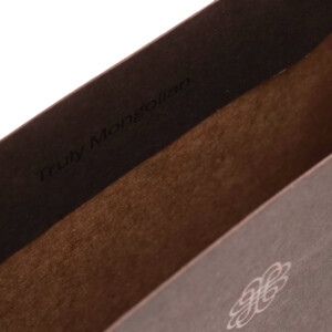 未晒クラフト紙の風合いに箔押し加工が映える。モンゴル発の高級カシミヤブランドが手がける上質なオリジナル紙袋