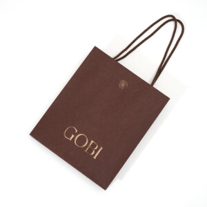 未晒クラフト紙の風合いに箔押し加工が映える。モンゴル発の高級カシミヤブランドが手がける上質なオリジナル紙袋