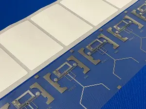 医薬品のパッケージにRFIDチップやセンサーを組み込むことで、温度管理や開封記録を追跡し、安全性を高めるオリジナルパッケージ
