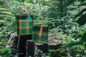 大手百貨店の高揚感を演出する、ホリデー限定チャーム付きのオリジナル紙袋