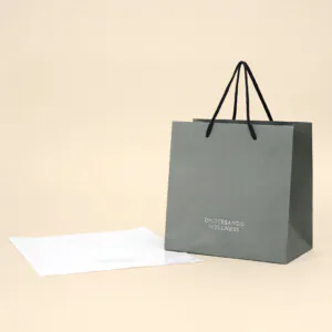 シルバーロゴが際立つパッケージ0