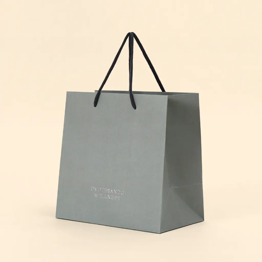 シルバーロゴが際立つパッケージ2