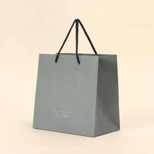 シルバーロゴが際立つパッケージ2