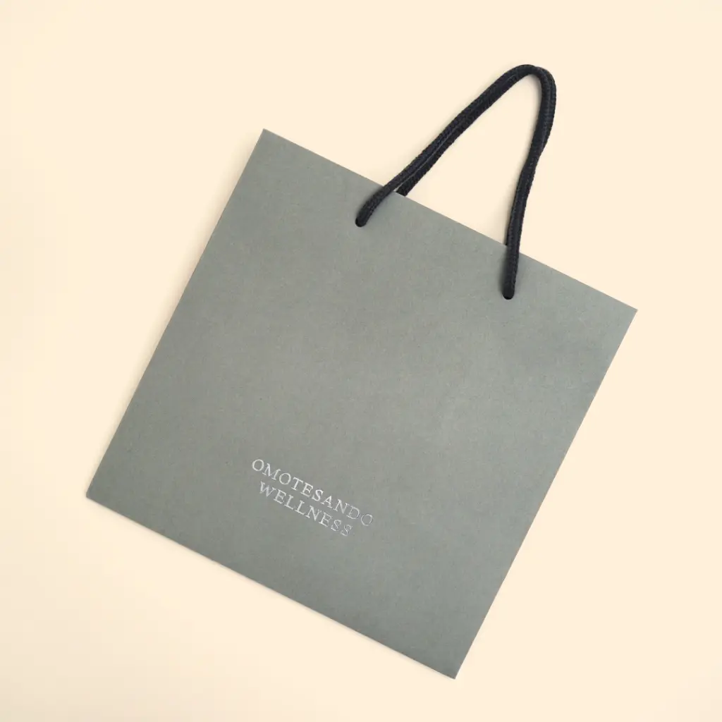 シルバーロゴが際立つパッケージ3