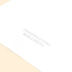 シルバーロゴが際立つパッケージ8