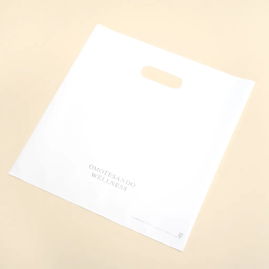 シルバーロゴが際立つパッケージ7