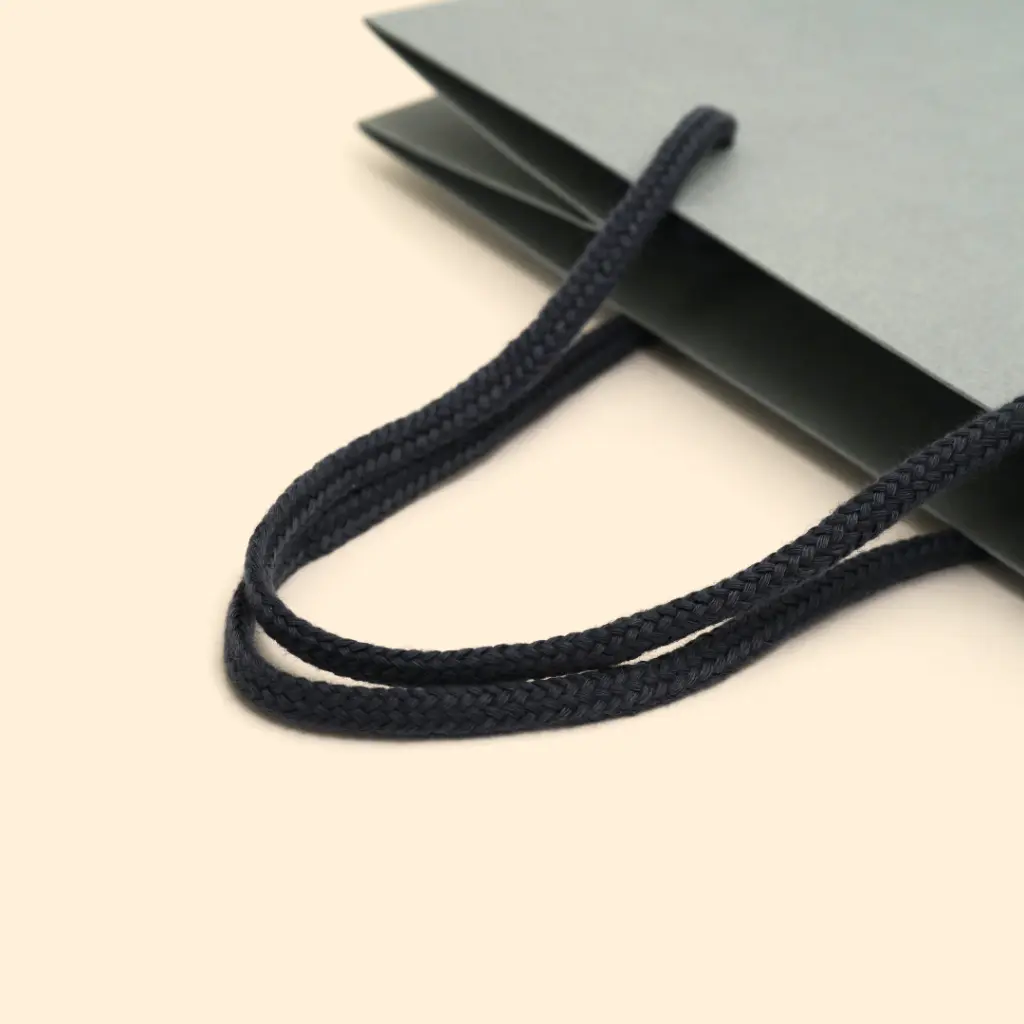 シルバーロゴが際立つパッケージ5