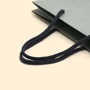 シルバーロゴが際立つパッケージ5