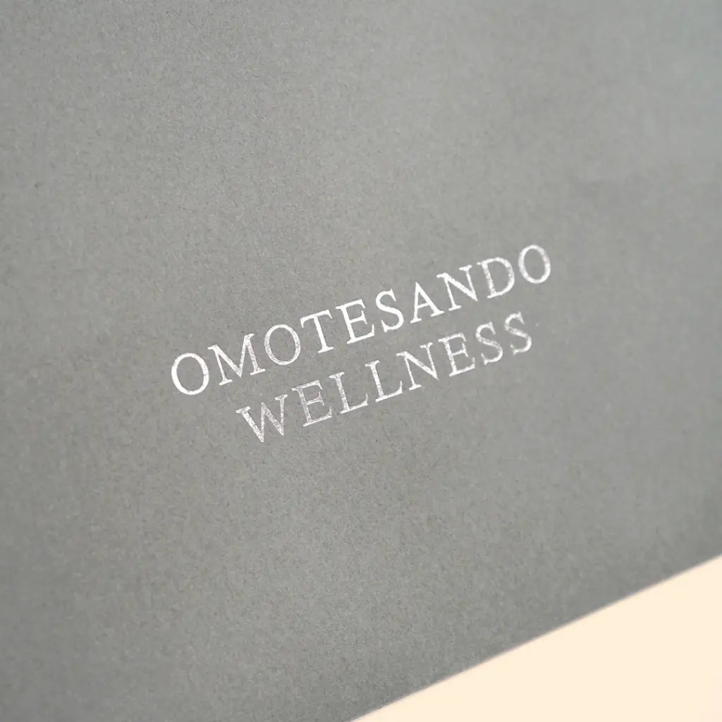 シルバーロゴが際立つパッケージ6