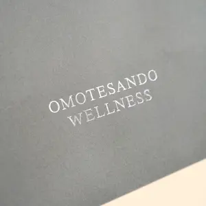 シルバーロゴが際立つパッケージ6