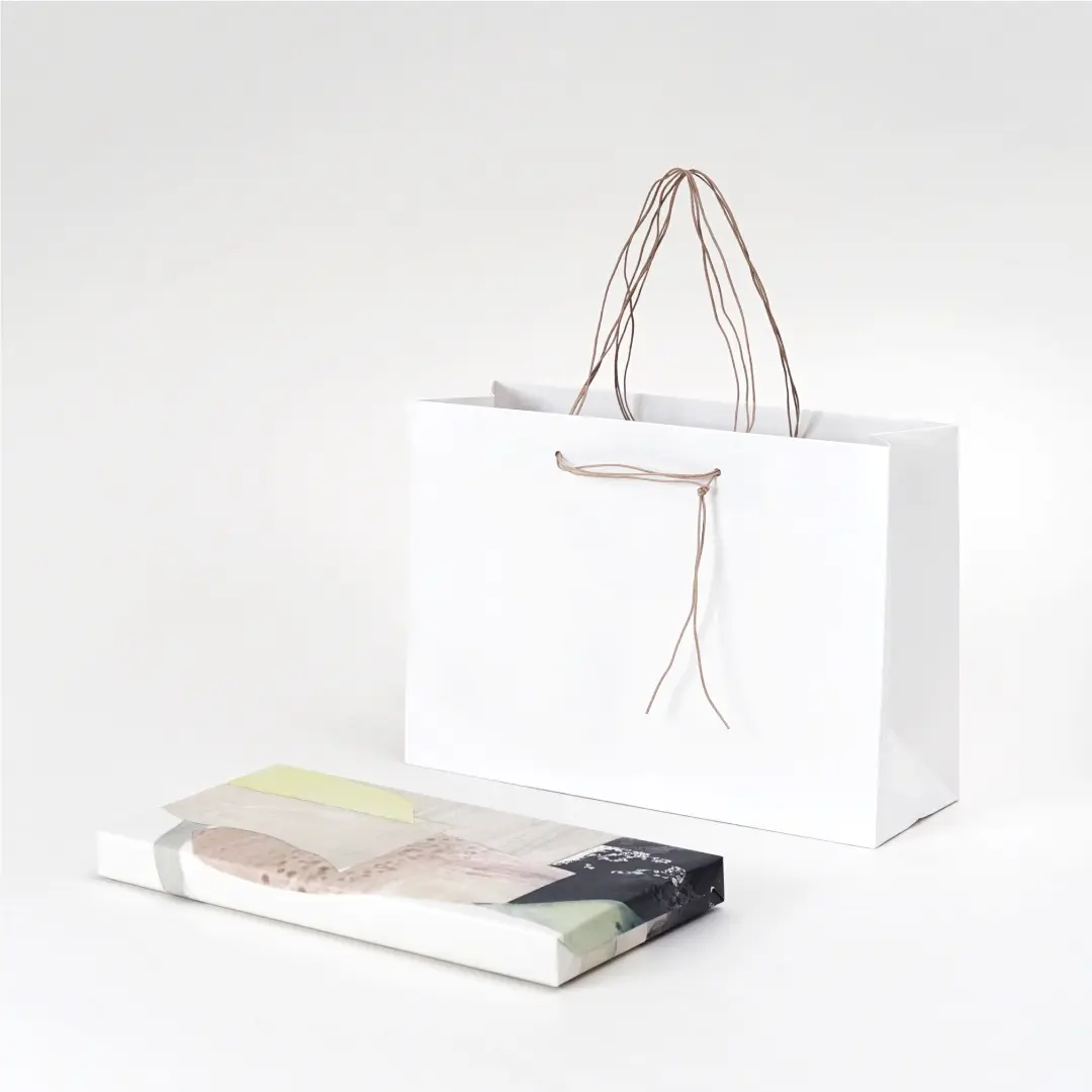 極細ハンドルが印象的な、和洋菓子専門店の和モダンショッパー