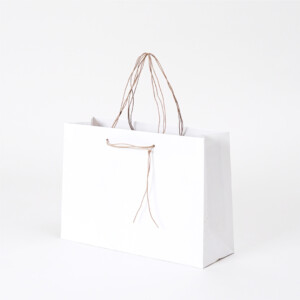 清潔感のあるホワイトと、すっと垂れるハンドルが上品な印象を与える、和洋菓子専門店のオリジナル紙袋