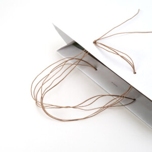 和洋菓子専門店が手がける、極細紙製ハンドルが上品なオリジナル紙袋