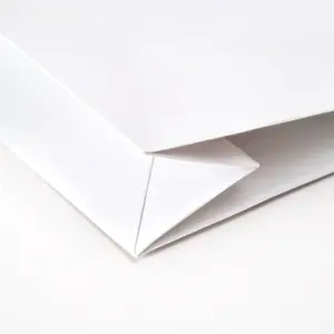 底面に施されたV字折り加工が美しいフォルムを生む。和洋菓子専門店のオリジナル紙袋