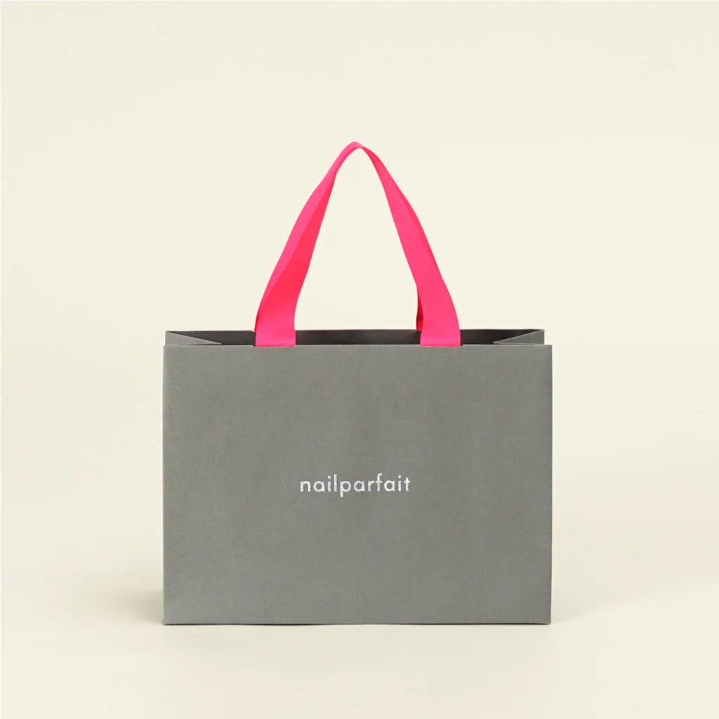 ピンクハンドルとホログラム箔が際立つ紙袋0