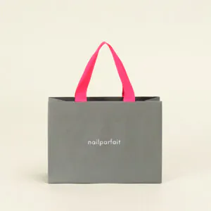 ピンクハンドルとホログラム箔が際立つ紙袋0