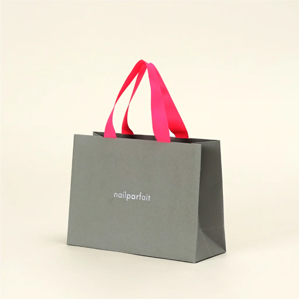 ピンクハンドルとホログラム箔が際立つ紙袋1