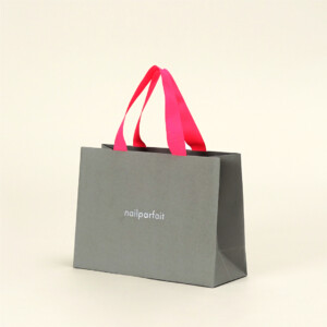 ピンクハンドルとホログラム箔が際立つ紙袋1