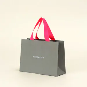 ピンクハンドルとホログラム箔が際立つ紙袋1