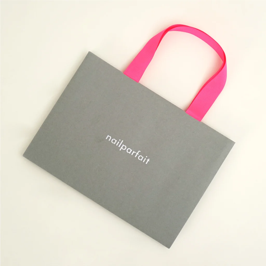 ピンクハンドルとホログラム箔が際立つ紙袋5