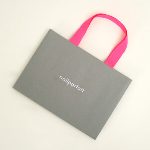 ピンクハンドルとホログラム箔が際立つ紙袋5