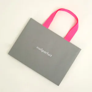 ピンクハンドルとホログラム箔が際立つ紙袋5