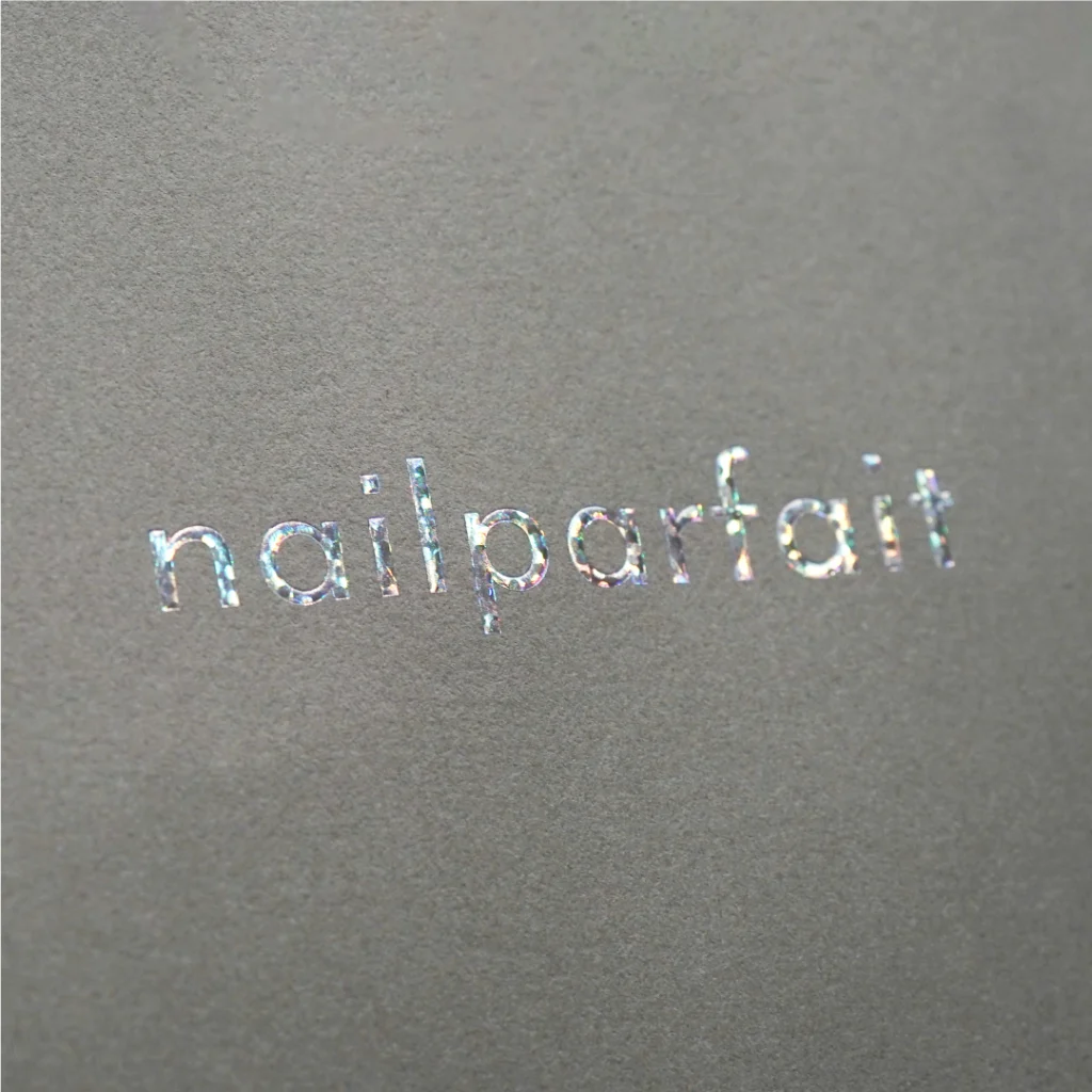 ピンクハンドルとホログラム箔が際立つ紙袋6