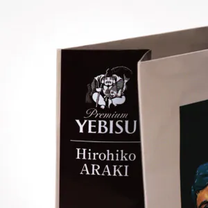 ヱビスビールと荒木飛呂彦氏のコラボロゴがマチ部分に光る、ユニークなオリジナル紙袋