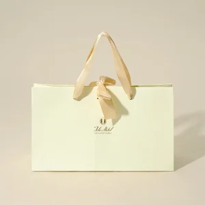 ハンドルと口折に施されたサテンリボンが美しい。鳥羽国際ホテル様のエレガントで「記念品」にふさわしいオリジナル紙袋