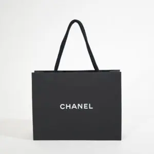 ロゴと質感が格調高い。中身まで高級に見せるマットブラックのオリジナル紙袋